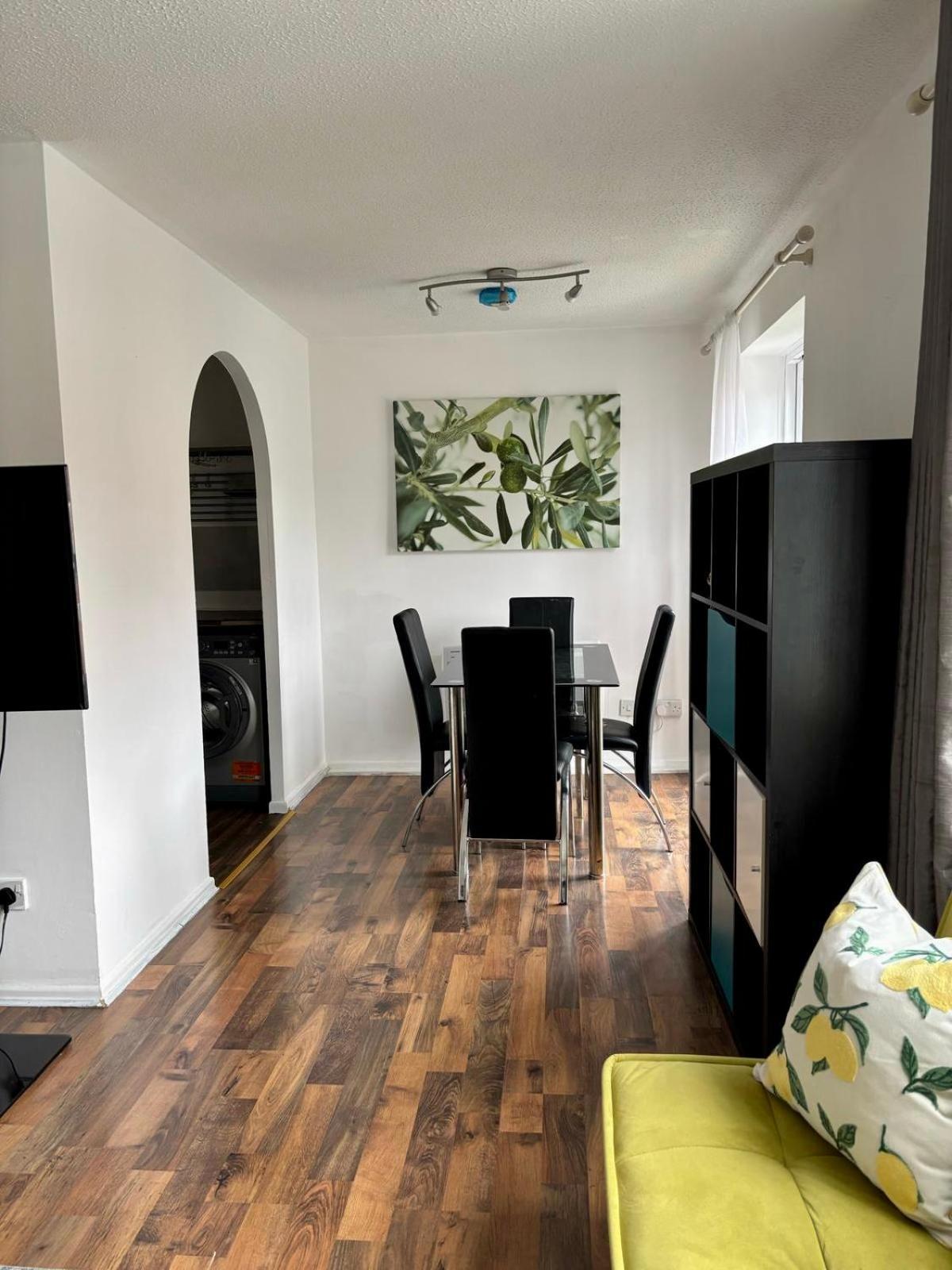 Stylish 2 Bed Centre *